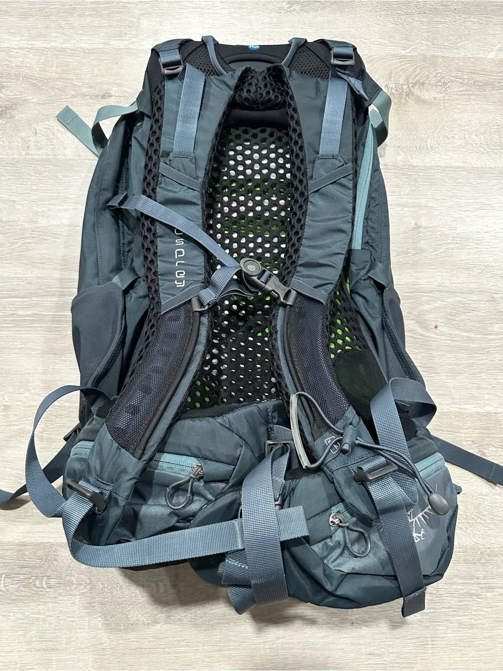 BGA36 Osprey Manta AG 28 Backpack Teal Blue W/ Rain Cover Hiking Biking Camping